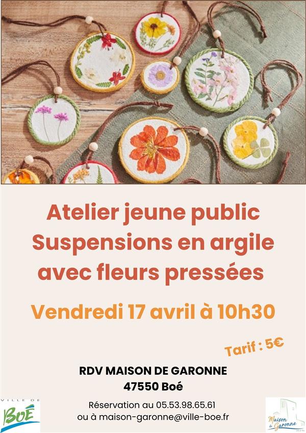 Atelier de suspensions en argile avec fleurs pressées