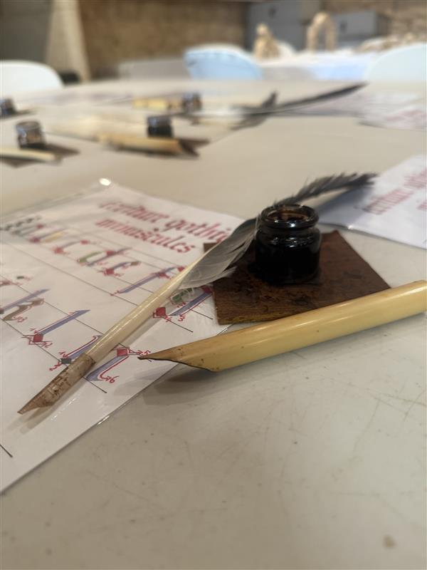 Les ateliers du Pyen-Âge : Calligraphie