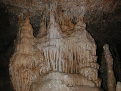 Sainte-Colombe-de-Villeneuve, les grottes de Lastournelles