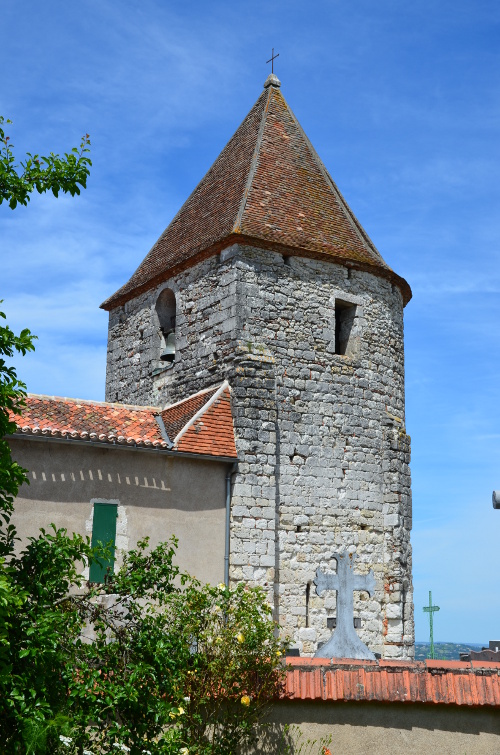 Sainte-Colombe-de-Villeneuve, vers l'église du Laurier