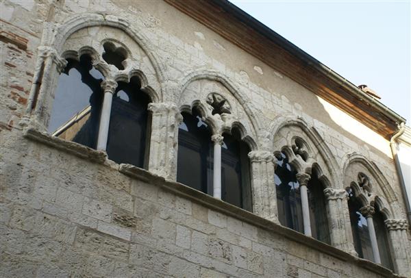 Patrimoine et techniques anciennes : Les maisons médiévales d’Agen et l’art de l’enluminure