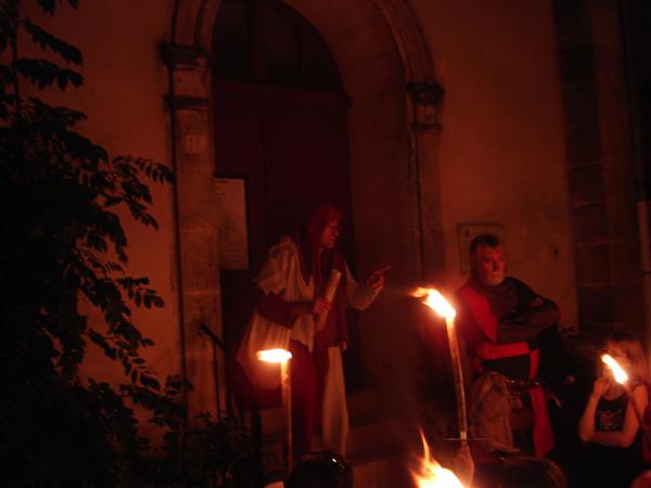 Visite aux flambeaux de la bastide de Monflanquin - Janouille raconte la bastide du XIIIème siècle