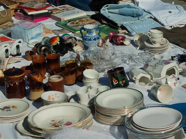 Vide greniers et marché aux fleurs